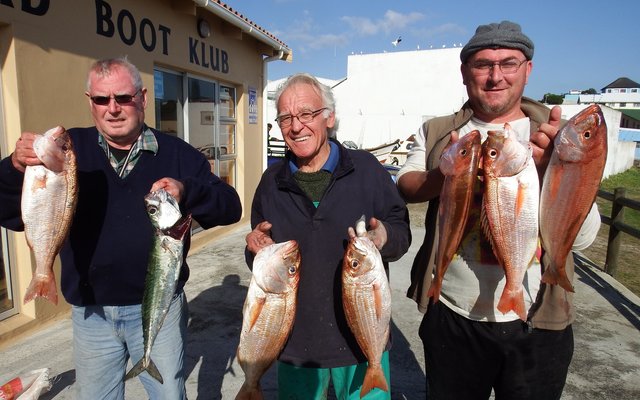Vlnr is André Hattingh, Raymond Rabe en Salmon Herselman met hul mooi Silwervisse en ‘n Makriel
